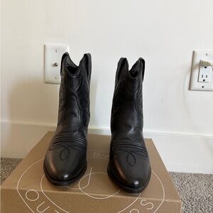 Urban Outfitters Lynn Embossed Western Cowboy Ankle Boots in Black - Size 7